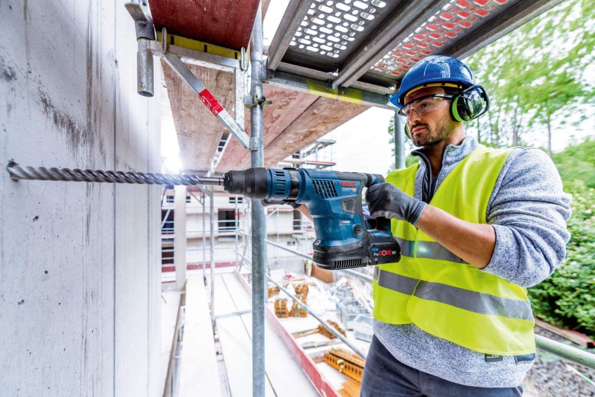 Akku Bohrhammer auf Baustelle