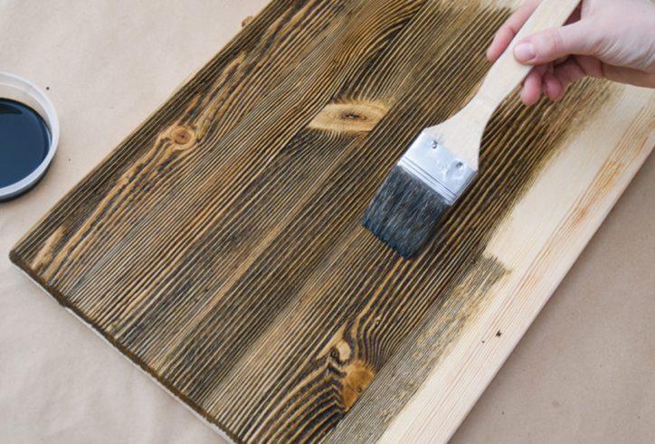 Holz mit Kreidefarbe und Lasur im Vintage-Stil