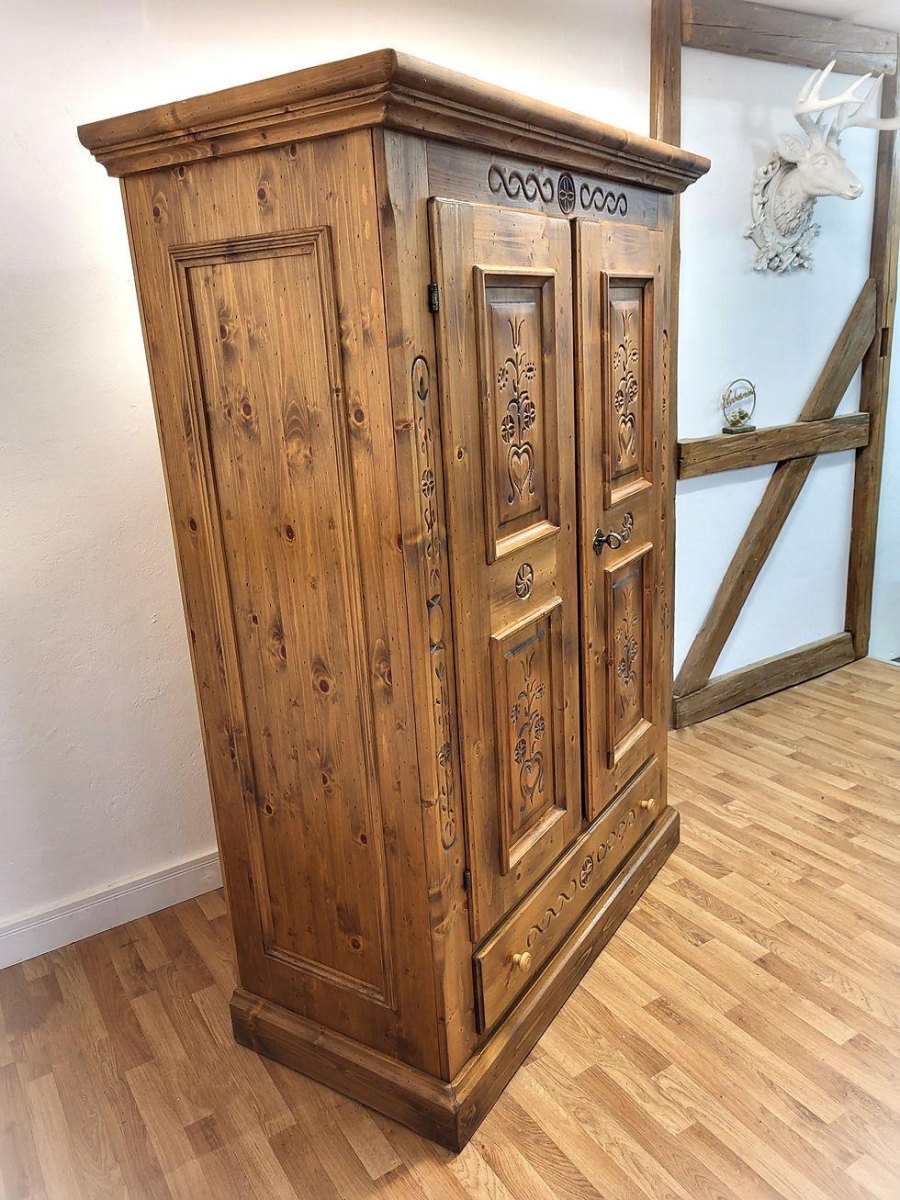 Bauernmöbel aus Holz wieder hervorheben