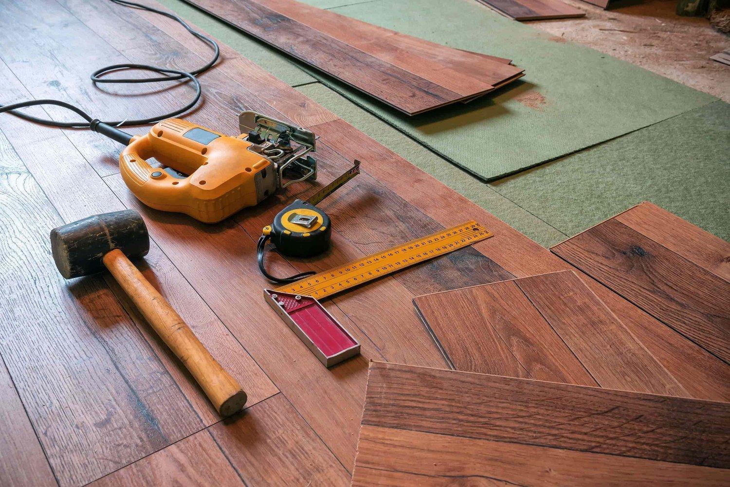 Werkzeuge und Materialien für Laminattreppe