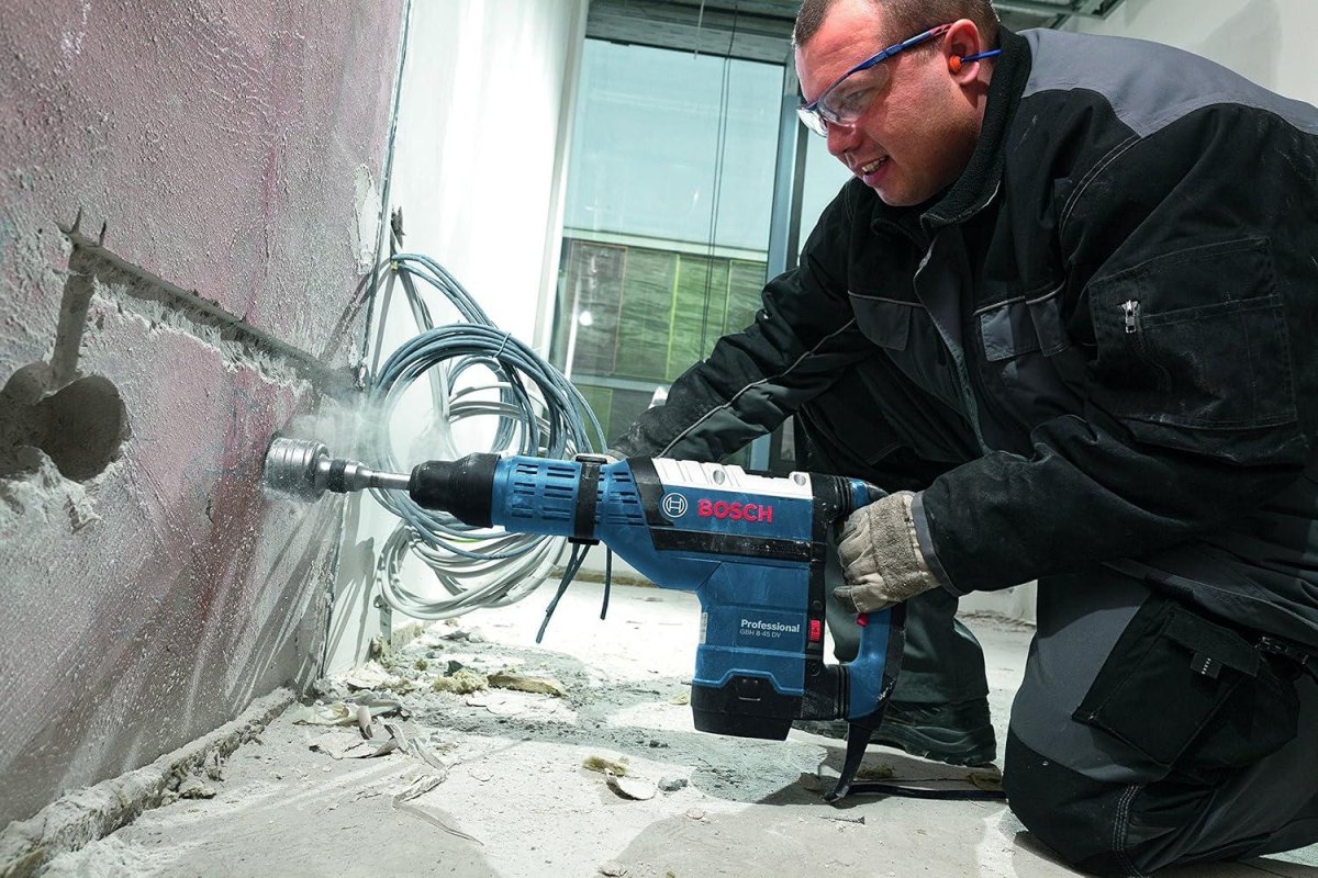 Bohrhammer an Betonwand