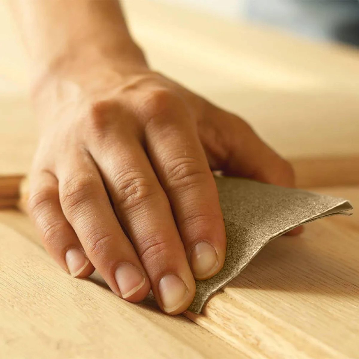 Holz schleifen mit Schleifpapier