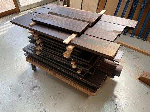 Gebeiztes Holz trocknet in Werkstatt