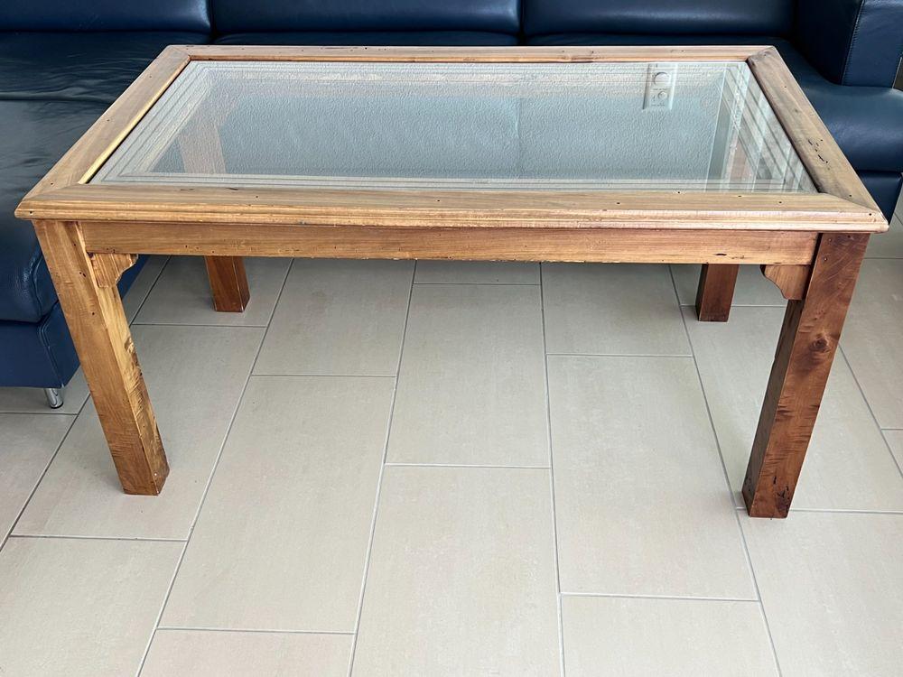 Holz Couchtisch mit Glasplatte