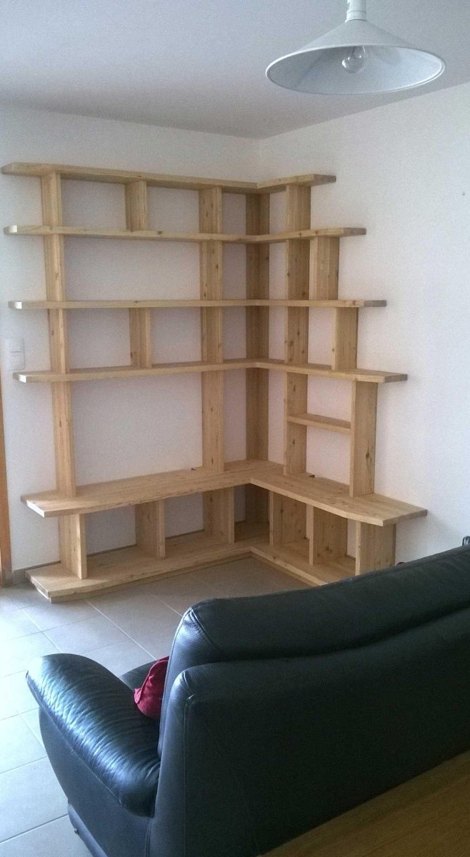 Selbst gebautes Eckregal aus Holz