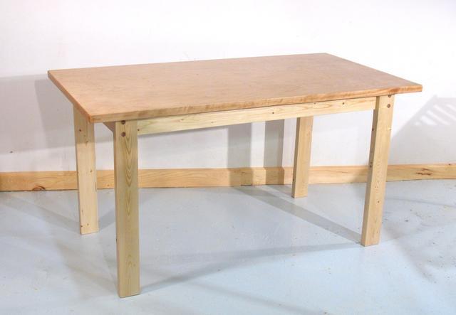 Einfacher Esstisch aus Holz