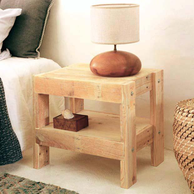 Nachttisch aus Holz gebaut
