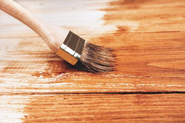 Essiglösung auf Holz auftragen
