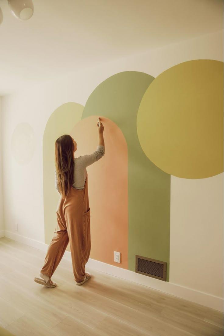 Farbige Bögen an Wand