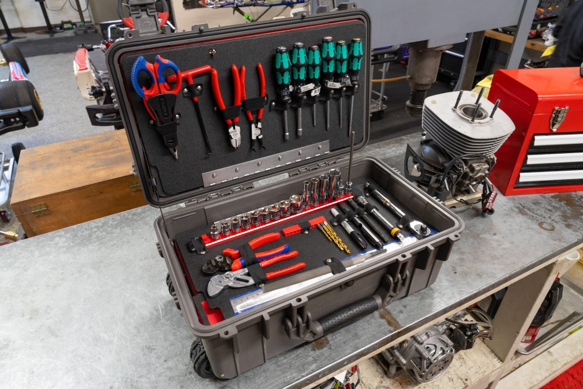 Sortierter Werkzeugkoffer Arbeitsplatz