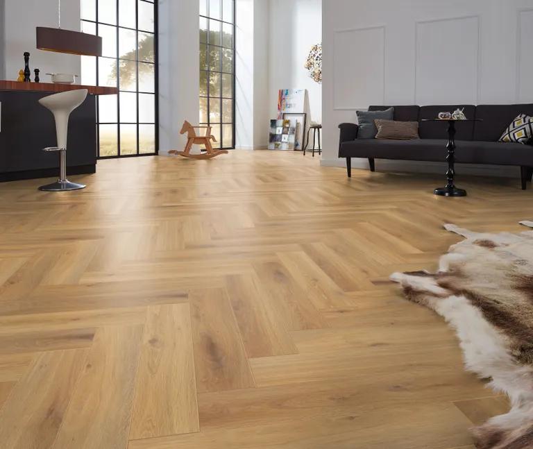 Fischgrät Laminat im modernen Wohnzimmer