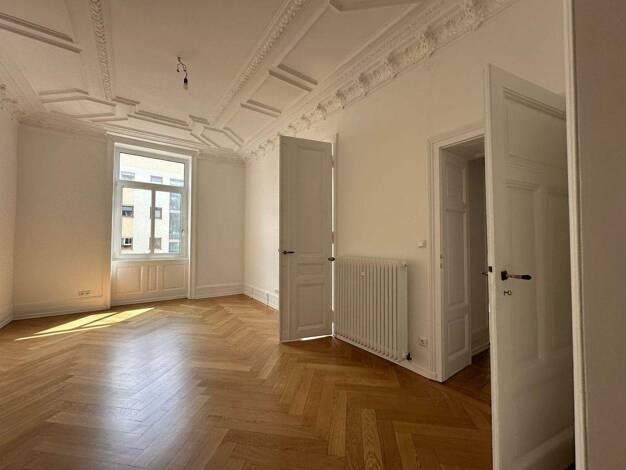 Altbau mit Stuck und Fischgrät Vinylboden