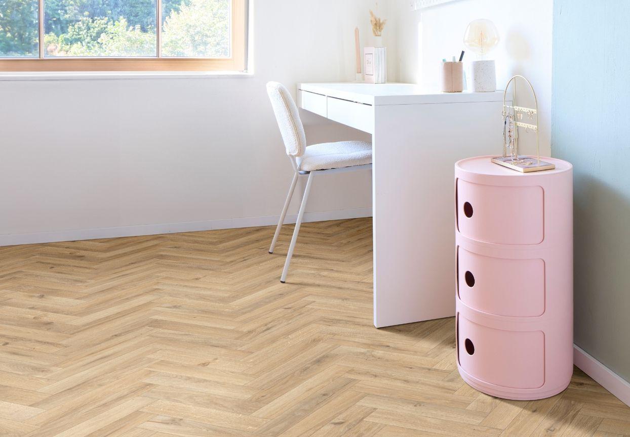 Kleiner Raum mit Fischgrät Vinylboden