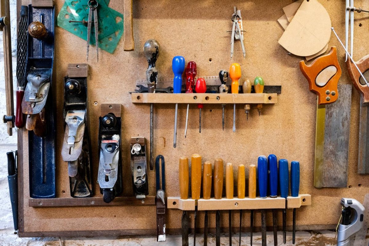 Handwerkzeuge an Werkzeugwand