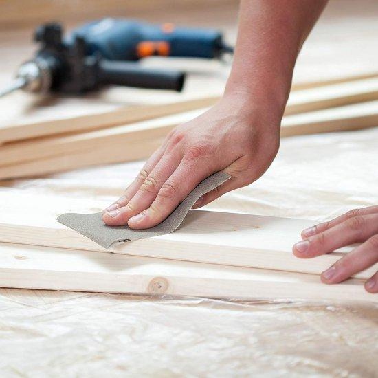 Feiner Zwischenschliff auf Holz