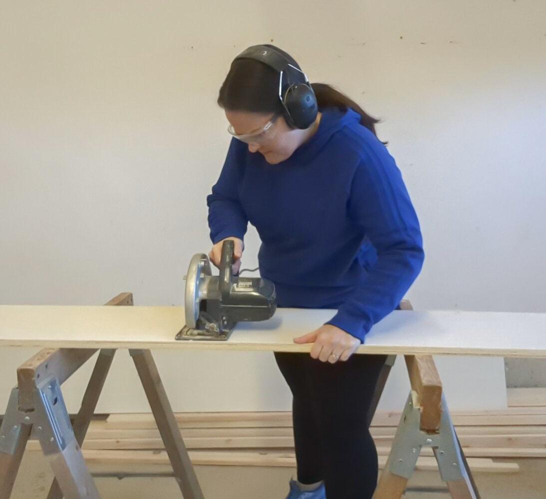 Holzbrett beim Zuschnitt vorbereiten