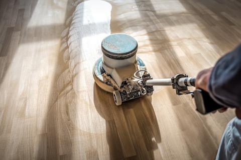 Holzdielen abschleifen und prüfen