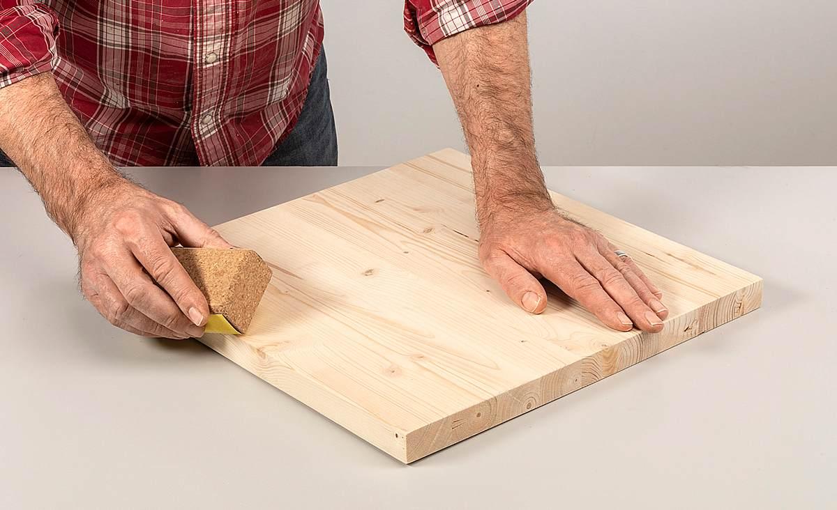 Holz vor dem Färben schleifen