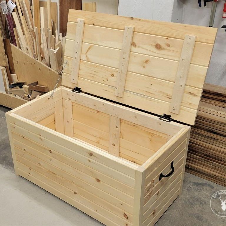 Holztruhe mit Deckel