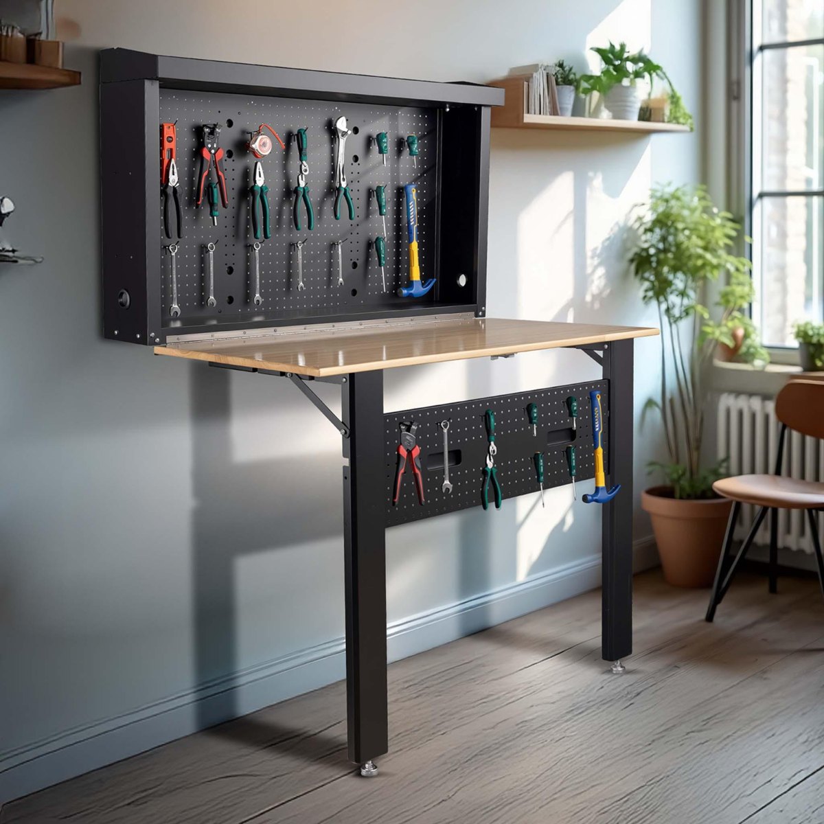 Klappbare Werkbank an Wand