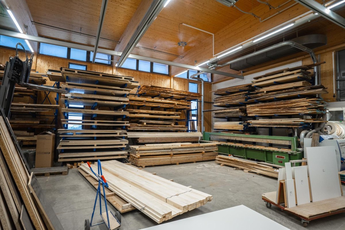 Holzlager mit Platten und Brettern