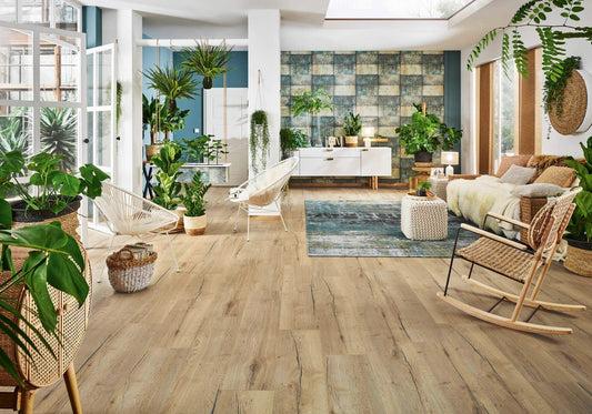 Wohnzimmer mit Holzoptik Laminat und Pflanzen