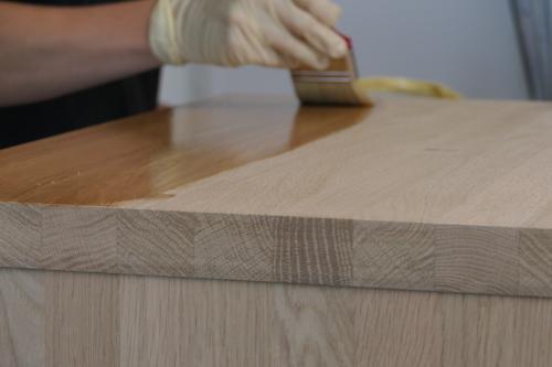 Mehrere Ölschichten auf Holzplatte
