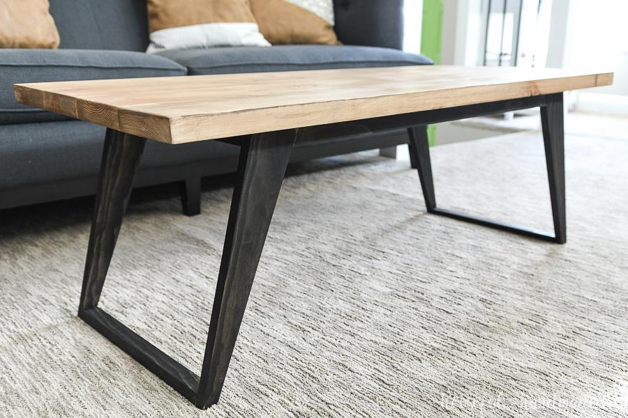 Moderner Holz Couchtisch mit Metallbeinen