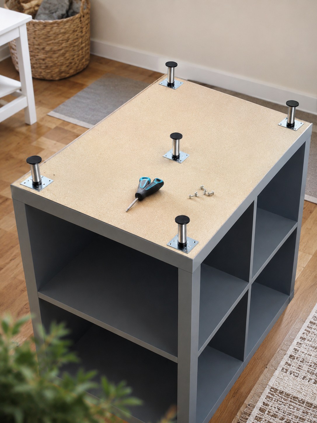 Grauer Nähtisch mit höhenverstellbaren Beinen als stabile Idee fürs Nähzimmer einrichten