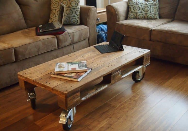 Paletten Couchtisch mit Rollen aus Holz