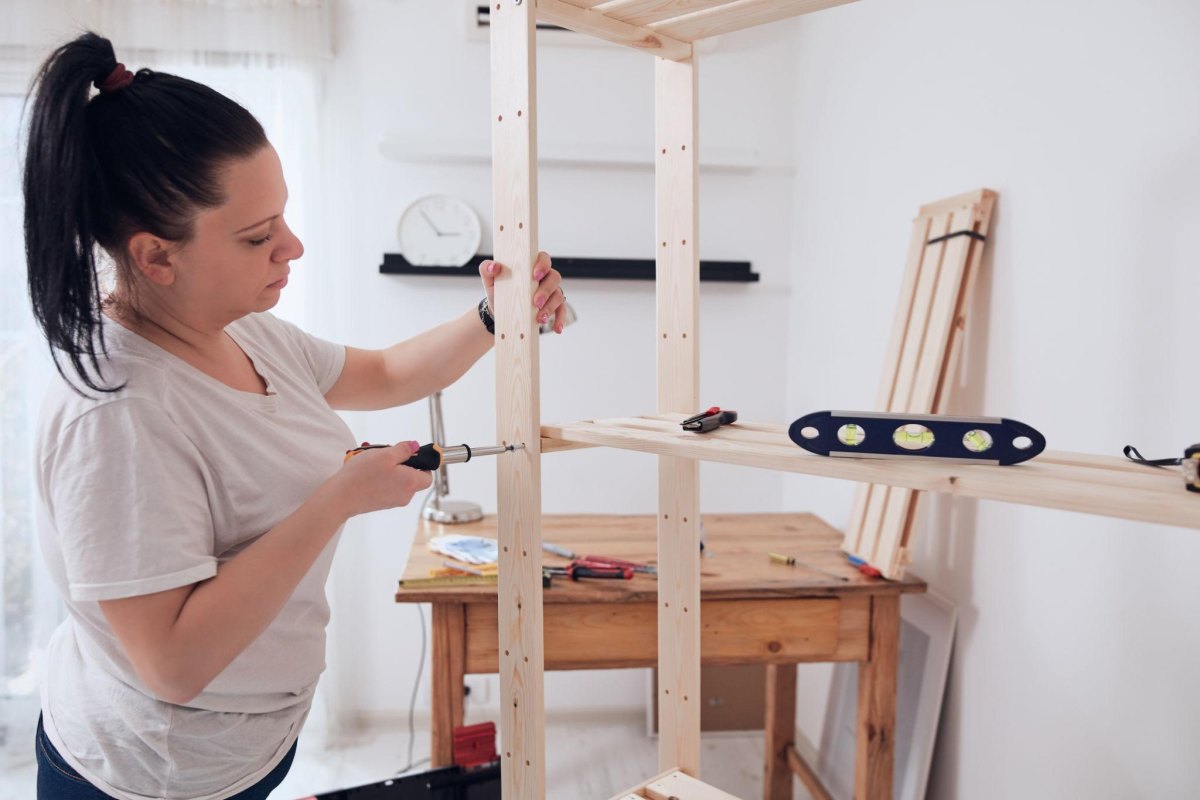 Holz Regal an Wand montieren