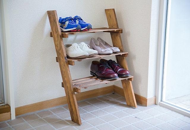 Schuhregal aus Holzbrettern