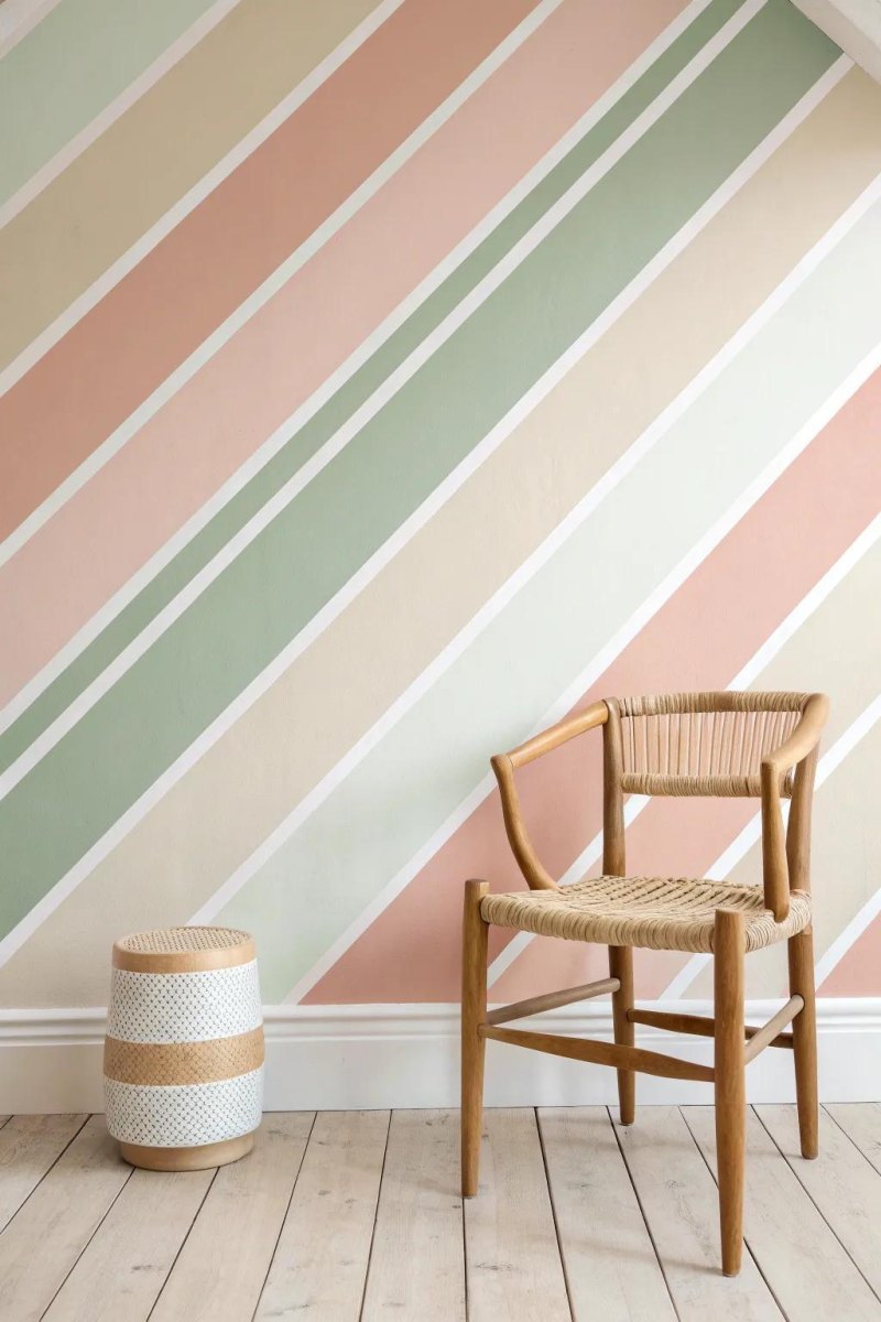 Moderne Wand mit Streifenmuster