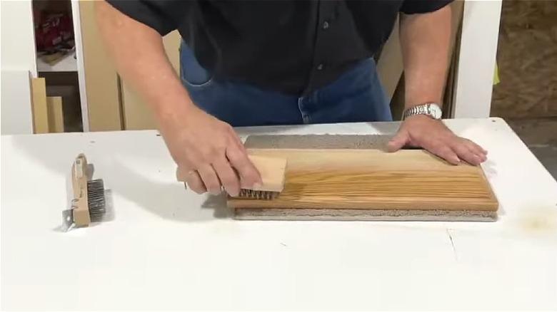 Holz wird für Cerused Effekt gebürstet