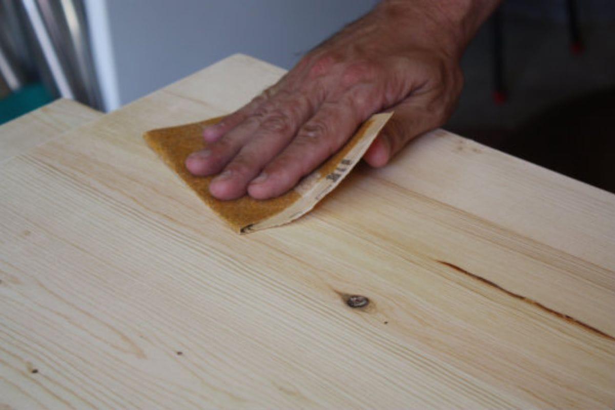 Holzmaserung mit Beize hervorheben leicht gemacht
